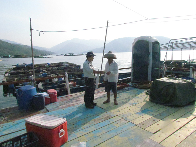 定期巡邏香港水域，打擊非法捕魚 Regularly patrol in Hong Kong waters to combat illegal fishing 