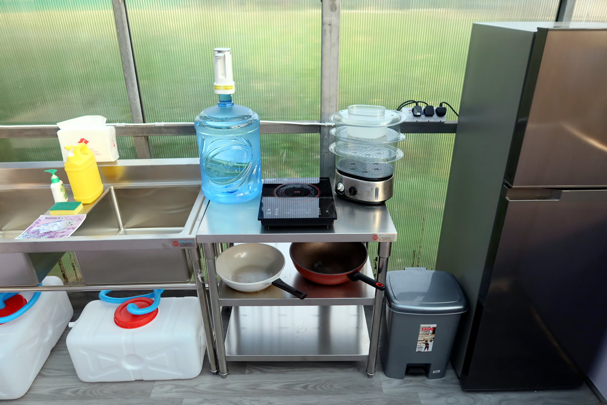 Sales of dishes mainly with their own fisheries products and non-flame cooking methods