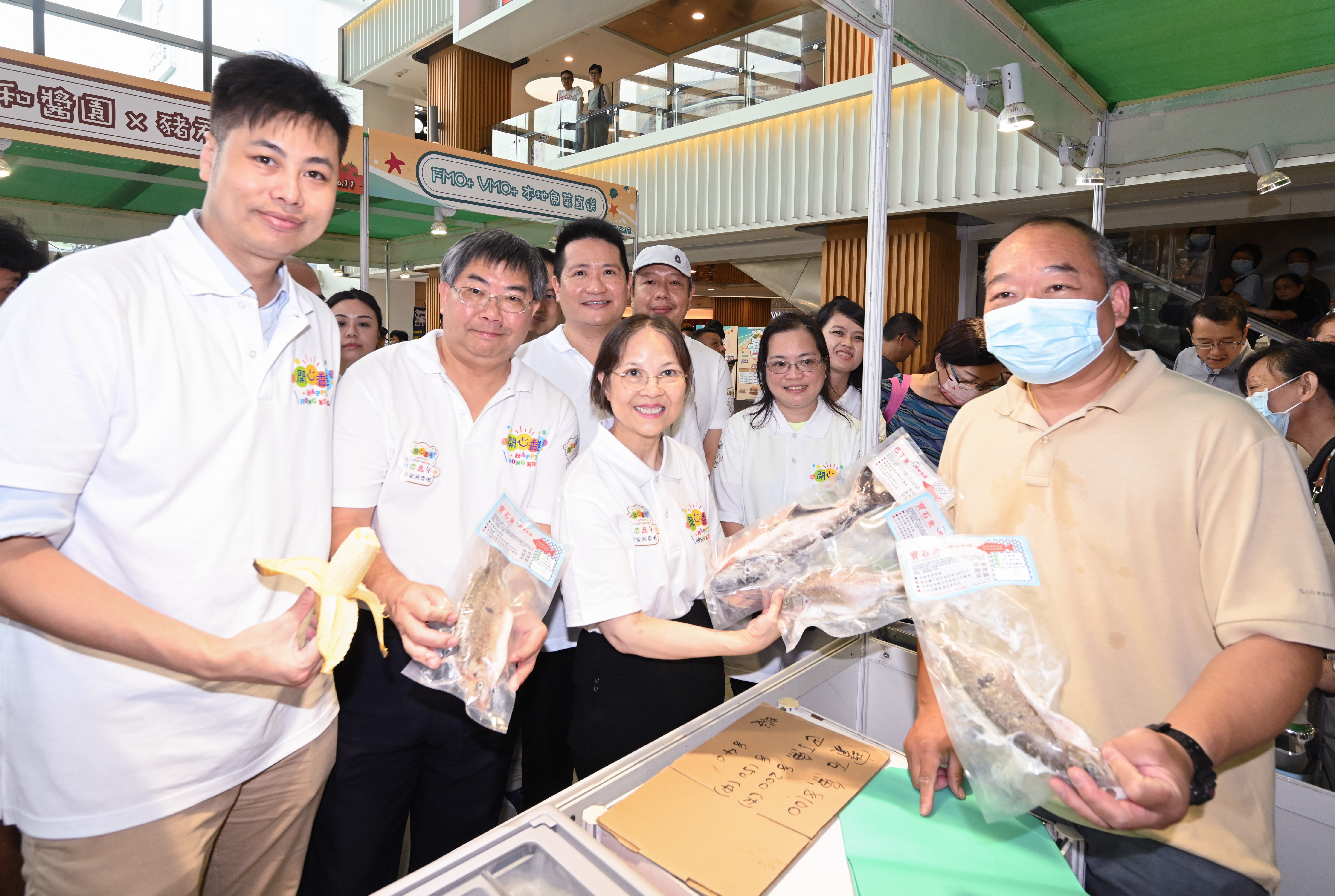 The Happy Hong Kong - A and F Carnival: Lok Fu Fishermen's and Farmers' Market organised by the Agriculture, Fisheries and Conservation Department, Fish Marketing Organization and Vegetable Marketing Organization, and co-organised by the Hong Kong Fishermen Consortium, is being held at Zone A and Zone B, Lok Fu Place today and tomorrow (July 29 and 30). Photo shows the Acting Secretary for Environment and Ecology, Miss Diane Wong (first row, third left), accompanied by the Director of Agriculture, Fisheries and Conservation, Dr Leung Siu-fai (first row, second left), touring a stall.