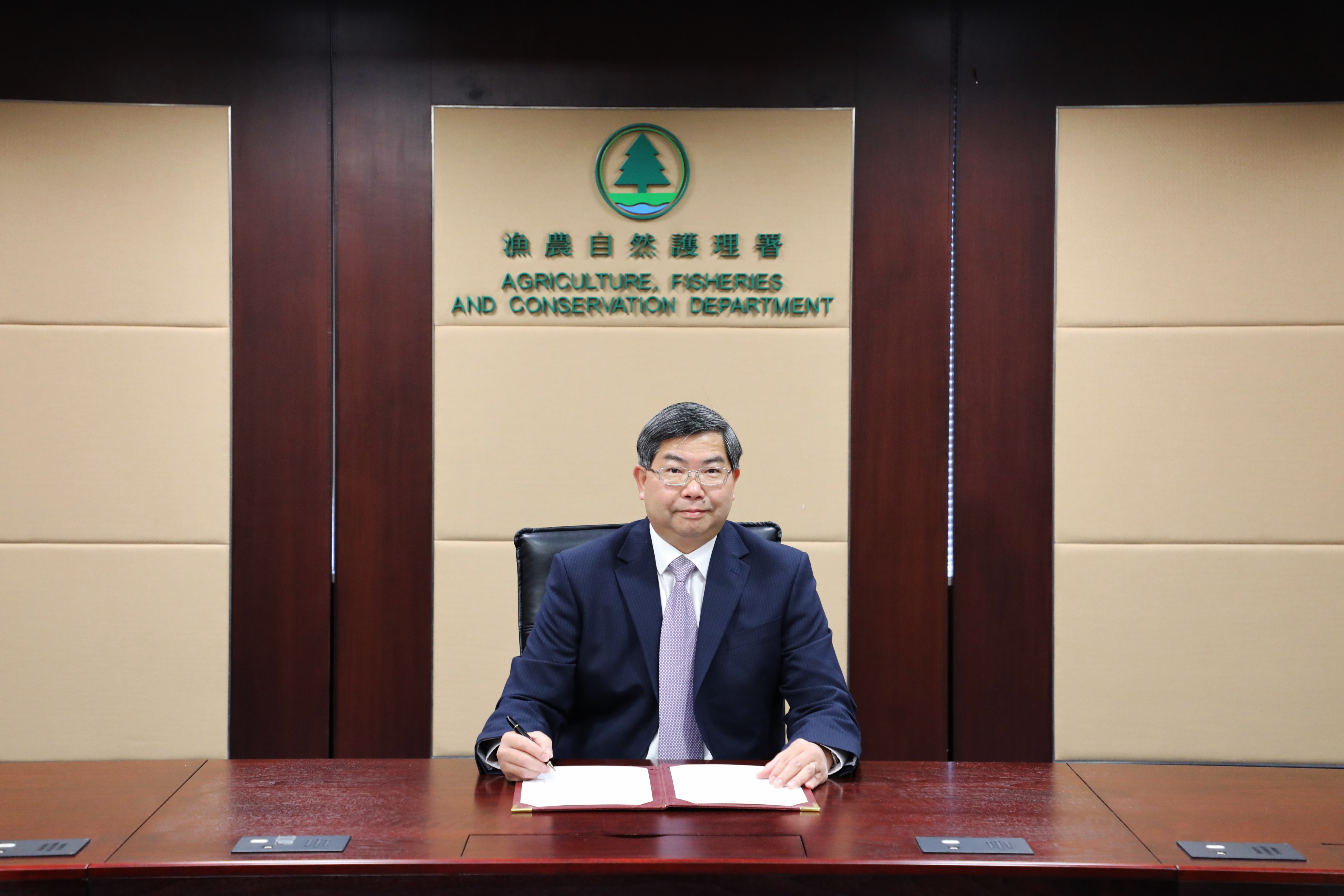 The Director of Agriculture, Fisheries and Conservation, Dr Leung Siu-fai, and the Chief of the Planning and Natural Resources Bureau of Shenzhen Municipality, Mr Wang Youpeng, signed a framework arrangement for the conservation of Shenzhen Bay (Deep Bay) wetlands today (January 5) to establish sister wetlands between the Mai Po Inner Deep Bay Ramsar Site and the Guangdong Neilingding Futian National Nature Reserve. Photo shows Dr Leung signing the framework arrangement.