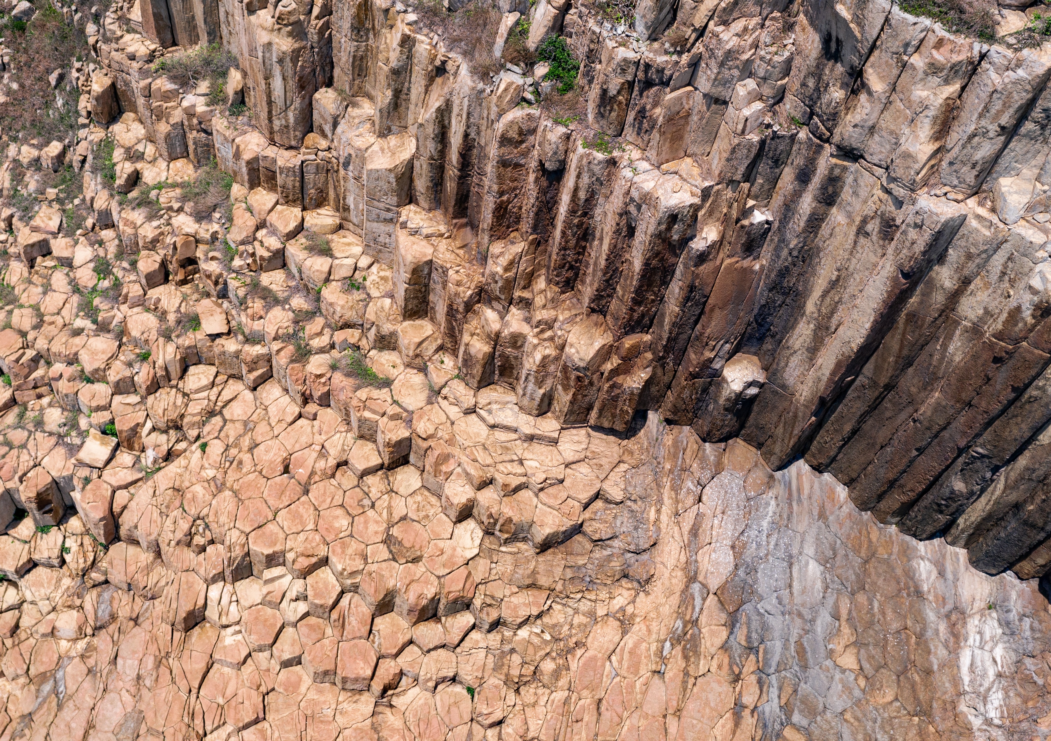 The Agriculture, Fisheries and Conservation Department announced today (October 22) that the Early Cretaceous rhyolitic columnar rock formation located in Hong Kong UNESCO Global Geopark had been selected as one of the First 100 International Union of Geological Sciences Geological Heritage Sites. Photo shows a cross section of the Early Cretaceous rhyolitic columnar rock formation visible on Ngan Peng Tau, North Ninepin Island.