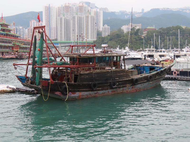 The Agriculture, Fisheries and Conservation Department today (November 15) announced laying charge against four Mainland fishermen on board a Mainland trawler suspected of engaging in illegal trawling activities in the waters around Soko Islands. Photo shows the Mainland trawler.