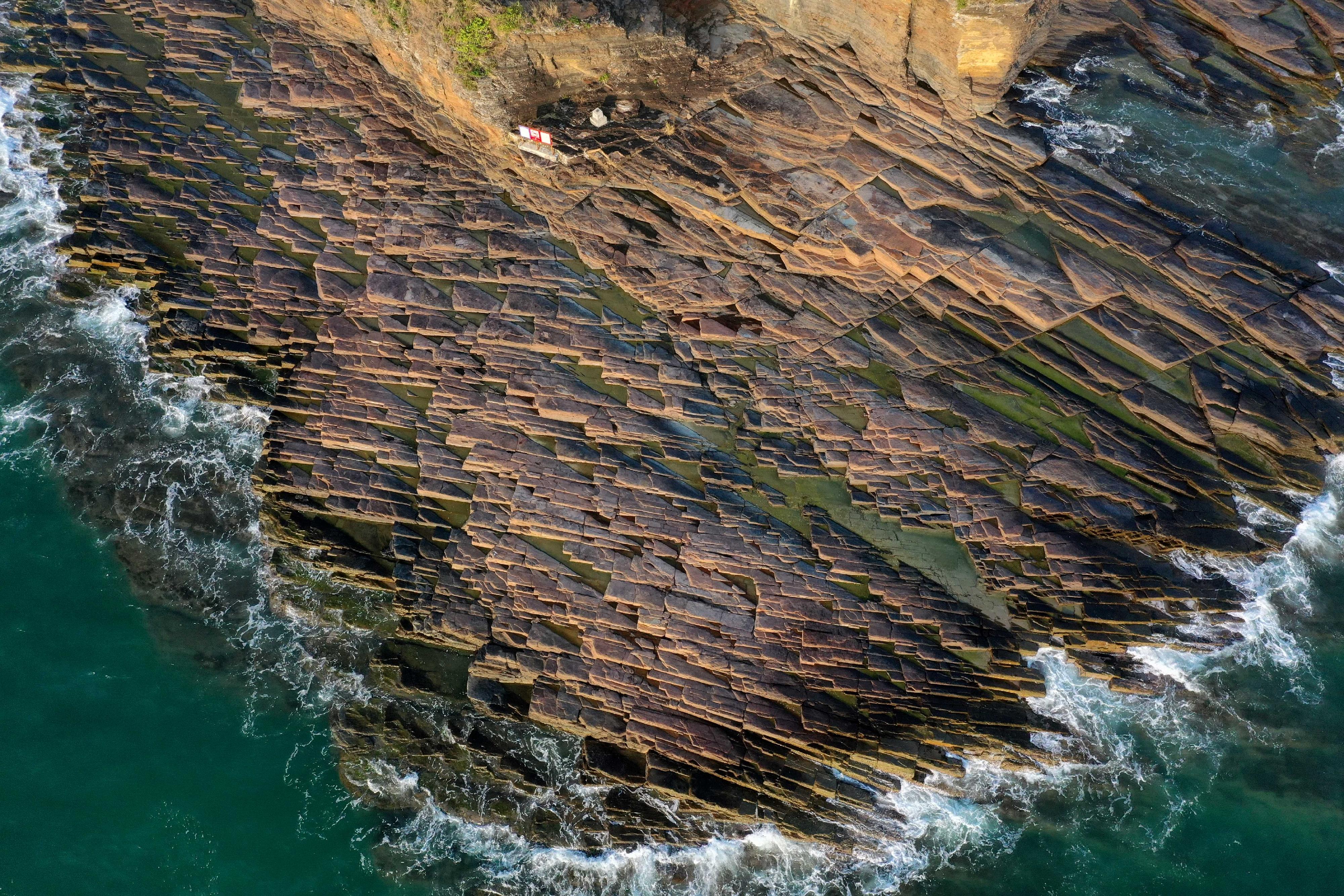 The Agriculture, Fisheries and Conservation Department announced the results of the Hong Kong Country Parks Photo cum Video Competition today (September 1). Photo shows "Fish Scale Pattern Rocks", the first runner-up of the landscape photography category, taken by Leung Gong-tsyn.