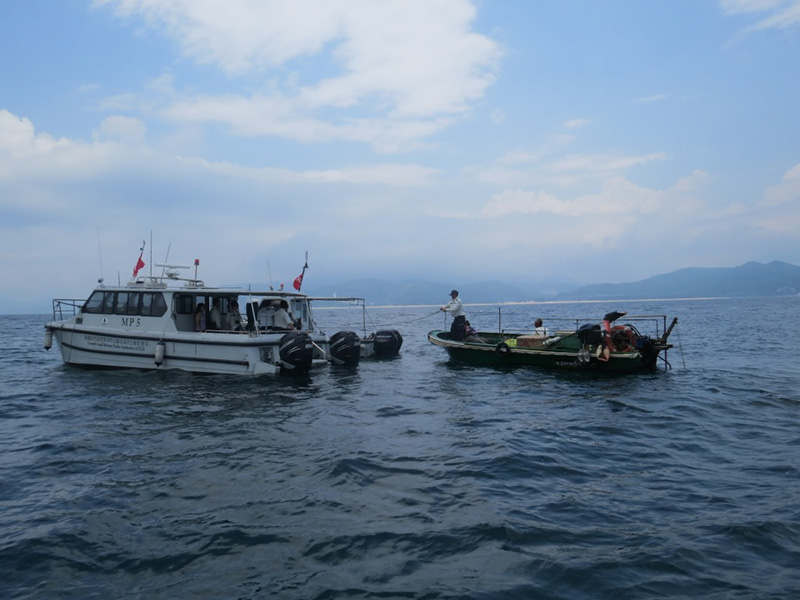 巡逻海岸公园和海岸保护区 巡逻海岸公园和海岸保护区 Daily patrol in marine parks and reserves