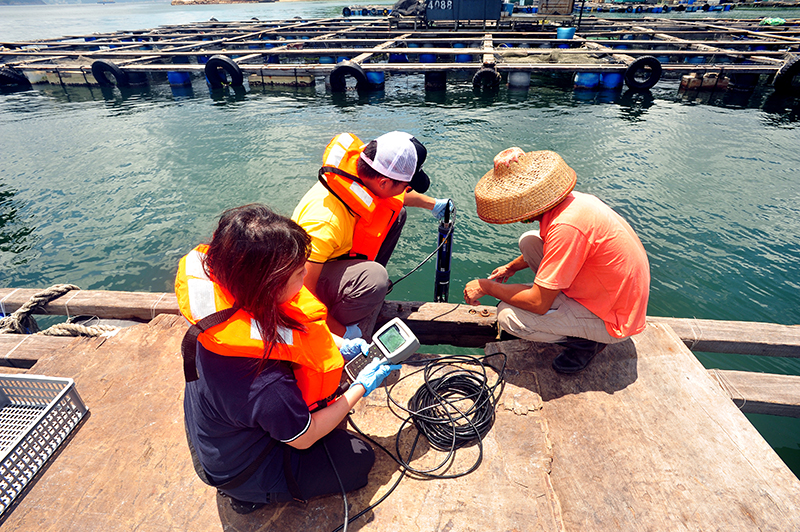 檢測養魚場水質 Collect water sample for analysis