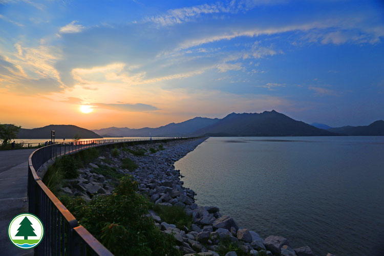 船 灣 淡 水 湖 日 落 