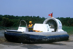  高 速 氣 墊 船 「 飛 魚 號 」 