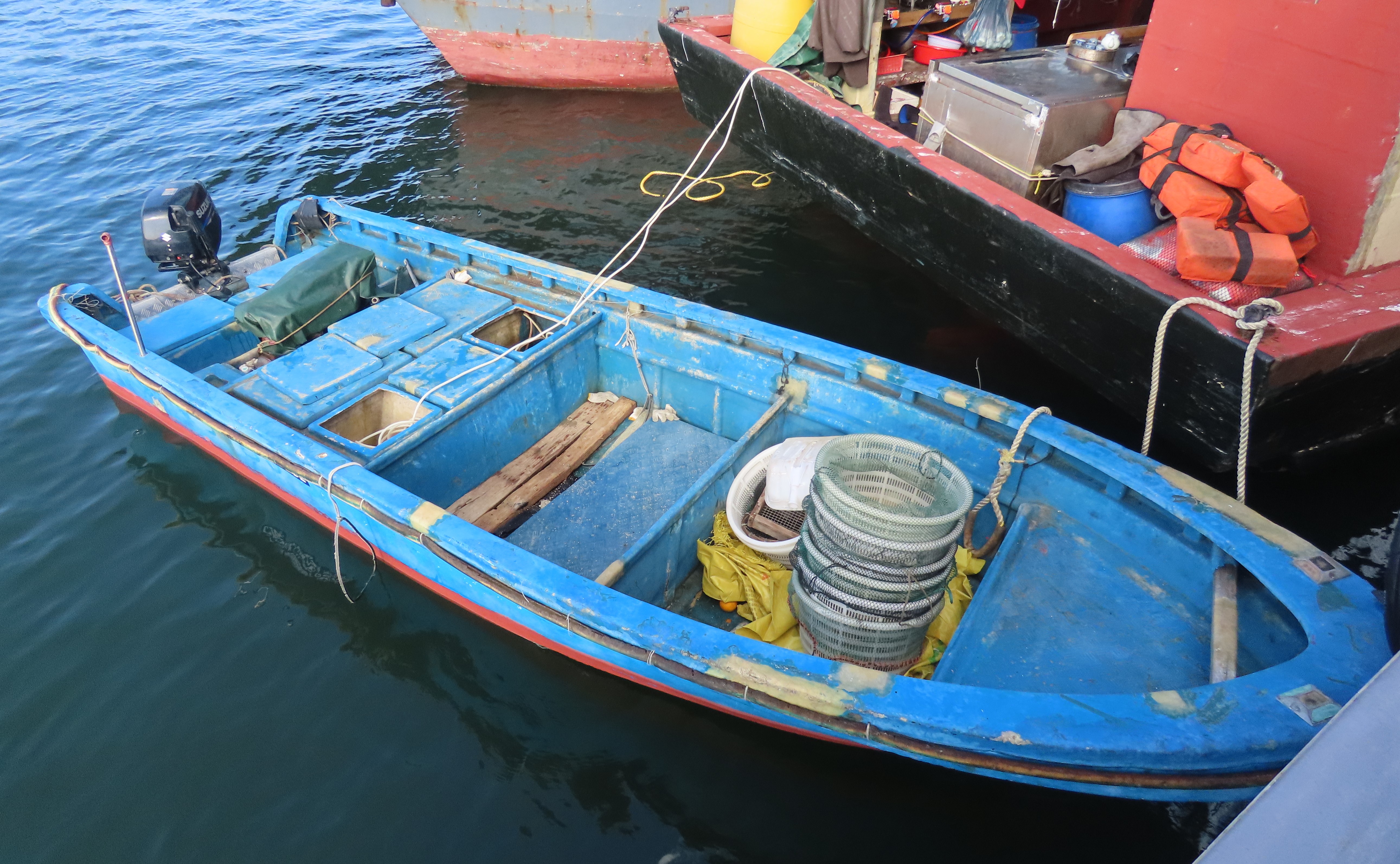 渔农自然护理署今日（二月三日）起诉三名内地渔民怀疑非法在南大屿海岸公园核心区内进行水面供气潜捕。图示该艘被截停的船只。